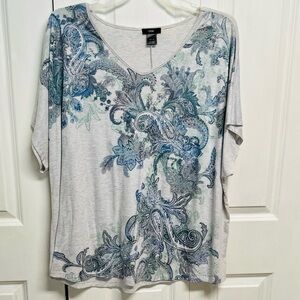 Leebe Women's Short Sleeve V-Neck Tee in Light Gray with Blue Paisley Print 5X